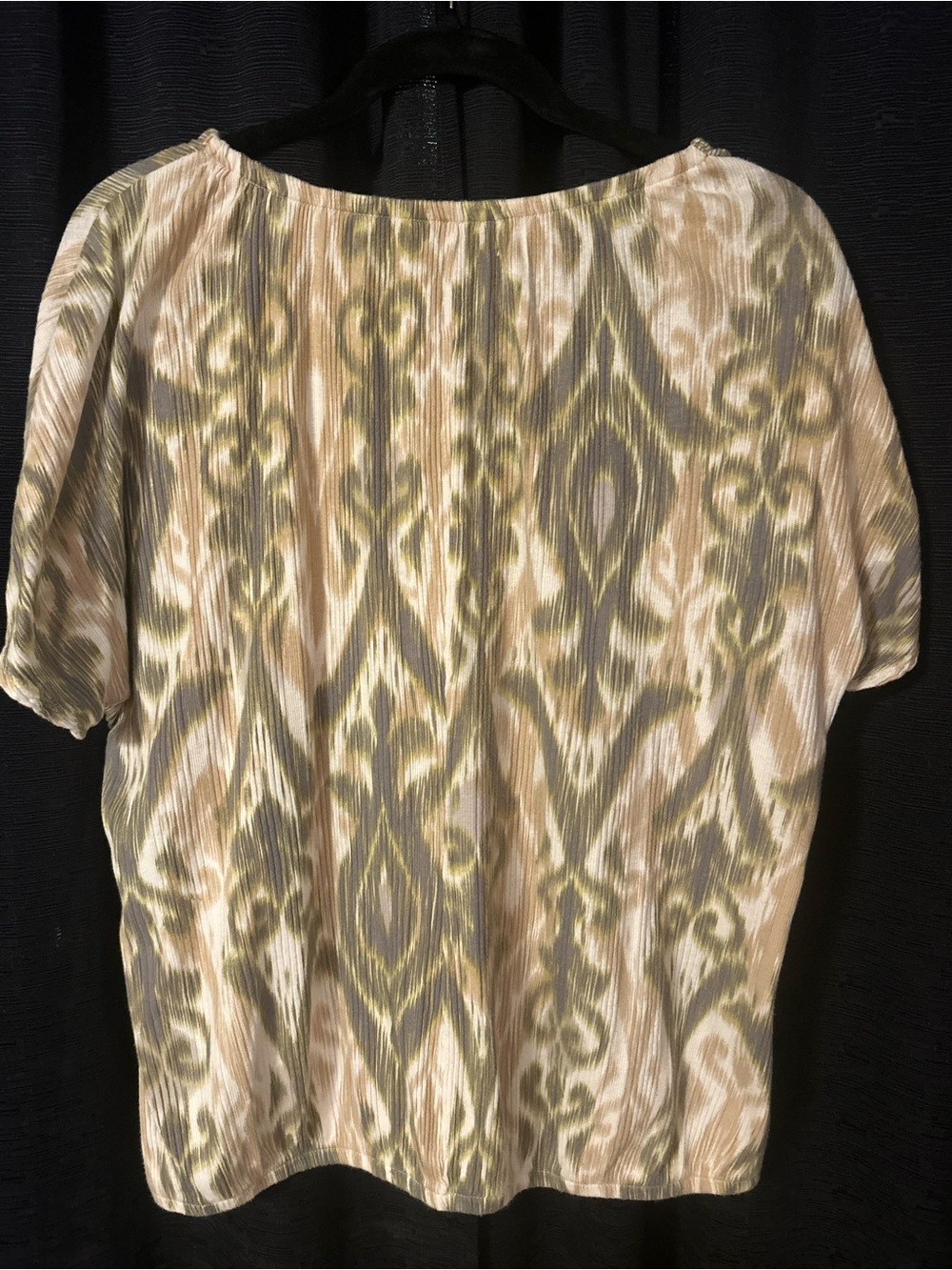 Women’s Boho Ikat Print Tie Neck Top – Size Unknown. Fits like a large.